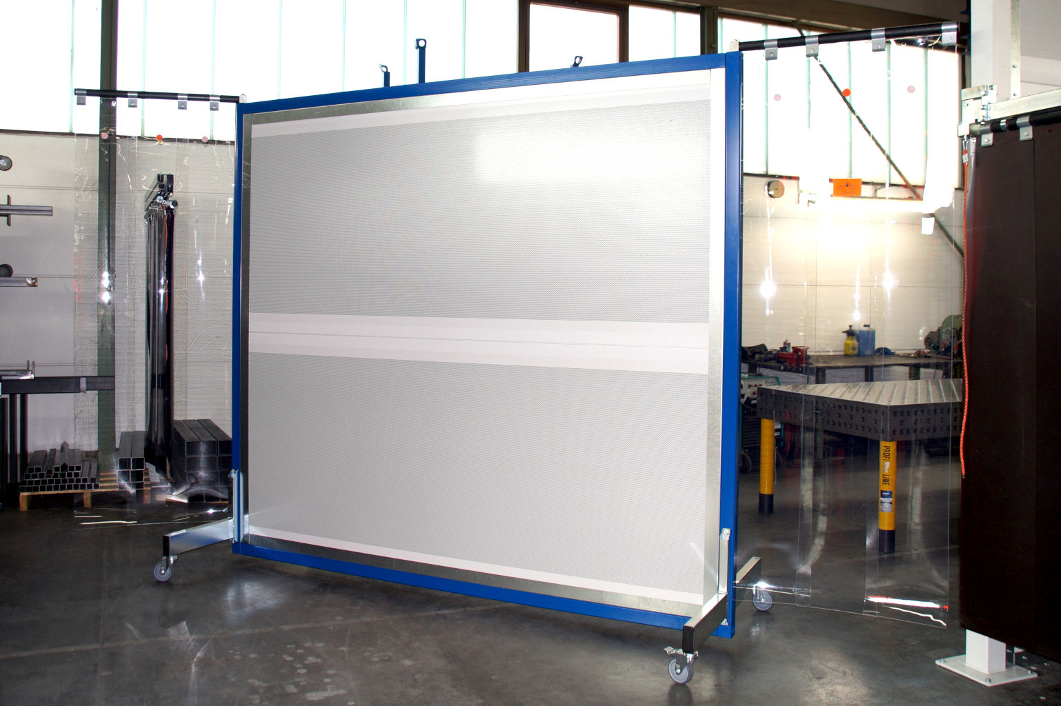 Mobile Schallschutzwand mit hell-transparentem Behang
